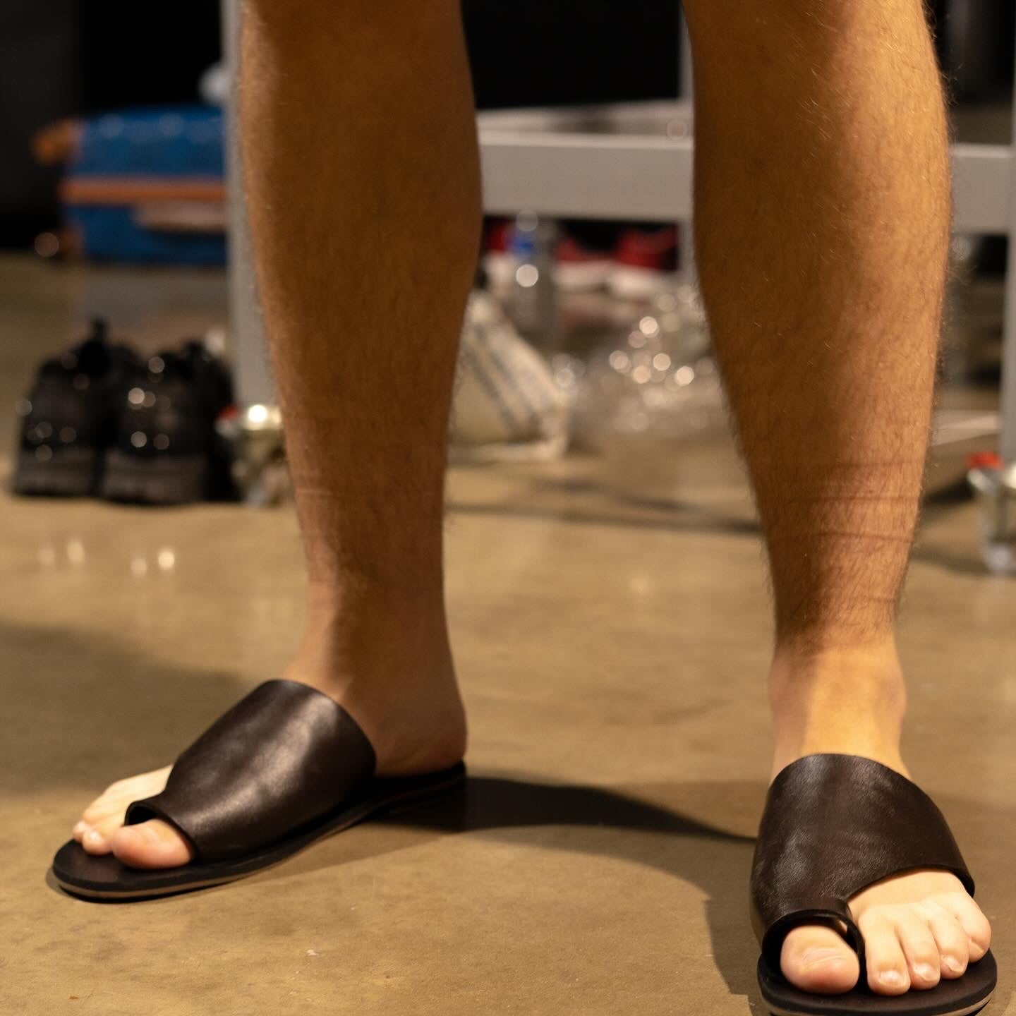 TIN OPEN TOE BROWN SLIPPERS