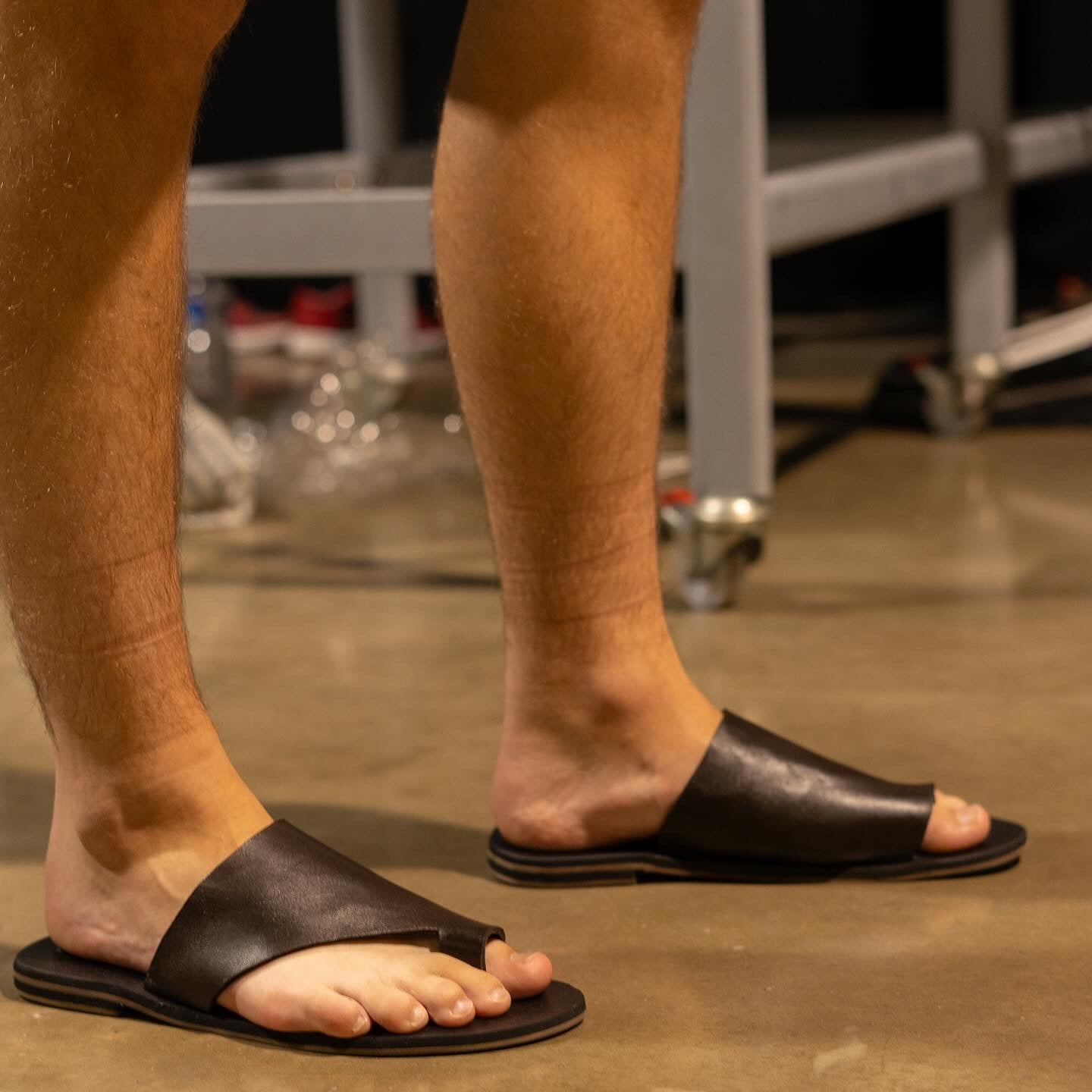 TIN OPEN TOE BROWN SLIPPERS
